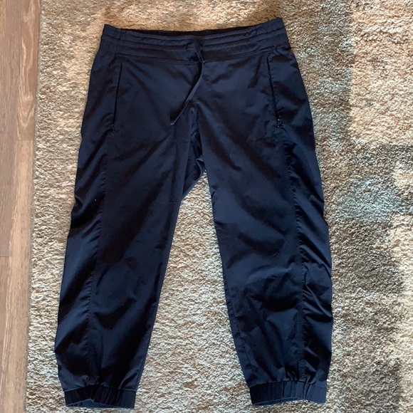 Athleta Pants - Athleta crop great used condition- size 6